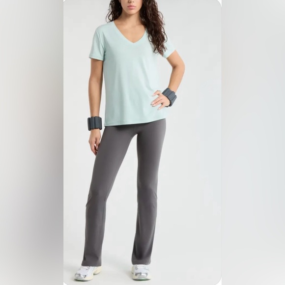 EUC Zella
Breathe Active V-Neck Short Sleeve Tee in Light Teal, Size Medium - Picture 3 of 16